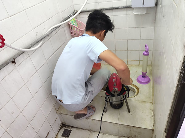 古镇镇管道堵塞冒臭气 专业师傅现场解决问题