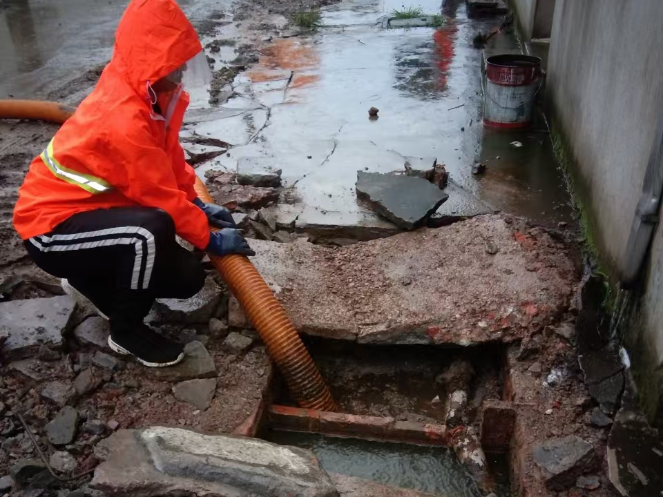 古镇镇专业清理污水池 炜誉市政以规范流程守护城市 “肠道”