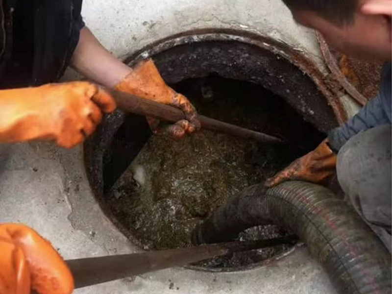 古镇镇清理化粪池时如何避免沼气的危害？